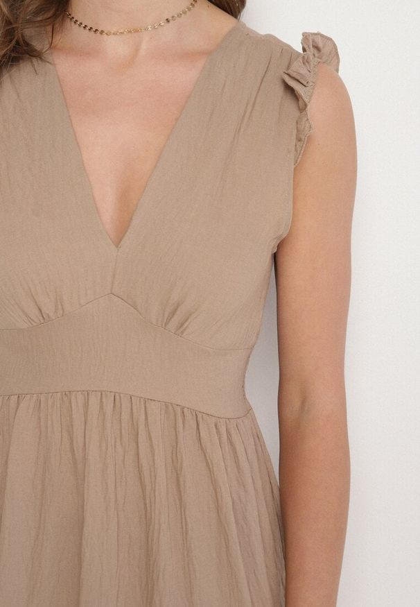 Born2be - Beżowa Wiskozowa Sukienka z Falbankami Sadoline. Okazja: na co dzień. Typ kołnierza: kołnierz z falbankami. Kolor: beżowy. Materiał: wiskoza. Styl: boho, casual