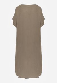 Renee - Ciemnobeżowa Sukienka o Pudełkowym Kroju z Lnem i Wiskozą Zdobiona Guzikiem Mezynore. Kolekcja: plus size. Kolor: beżowy. Materiał: wiskoza, len. Wzór: aplikacja. Typ sukienki: dla puszystych. Styl: boho, wakacyjny #2