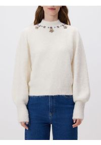 Reserved - Sweter z biżuteryjną aplikacją - kremowy. Kolor: kremowy. Materiał: wełna, dzianina. Wzór: aplikacja #1