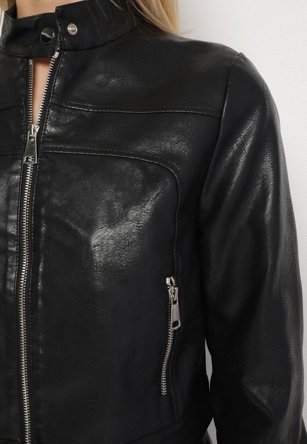 Born2be - Czarna Kurtka Ramoneska w Motocyklowym Stylu z Klamerką Terlia. Okazja: na co dzień. Kolor: czarny. Materiał: jeans, poliester. Styl: klasyczny, casual