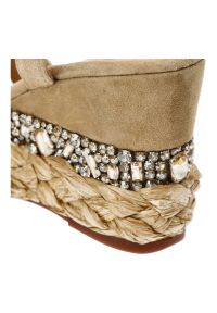 Beżowe Sandały Alma En Pena Eleganckie Buty Na Koturnie. Okazja: na spacer, na co dzień. Zapięcie: pasek, sprzączka. Kolor: beżowy. Szerokość cholewki: normalna. Wzór: paski, aplikacja. Materiał: zamsz, dziergany, skóra. Sezon: lato. Obcas: na koturnie. Styl: elegancki. Wysokość obcasa: średni #7