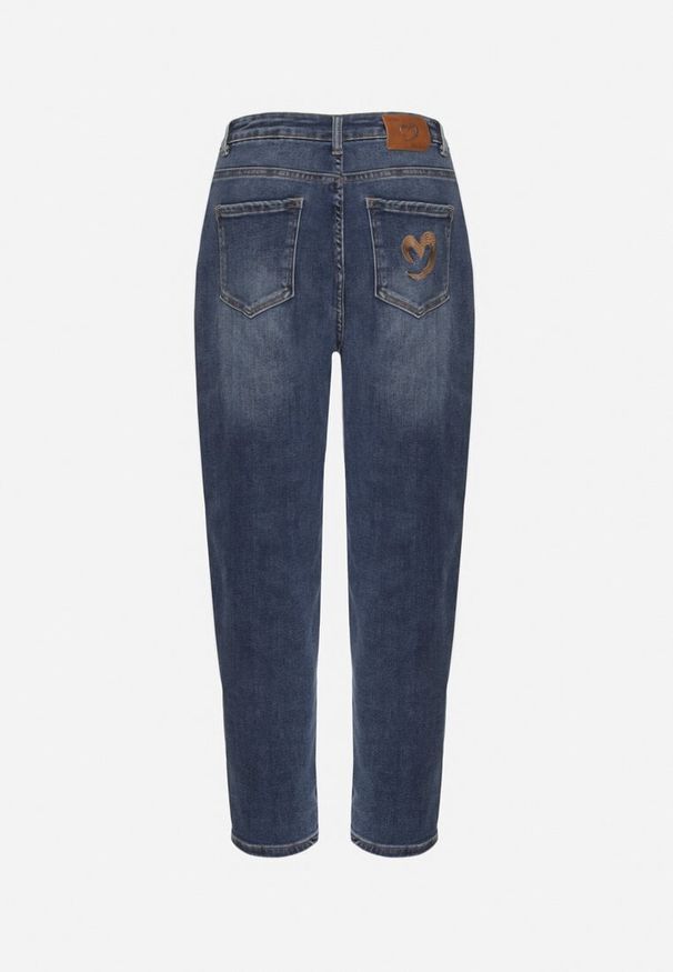 Born2be - Niebieskie Jeansy o Kroju Mom Fit z Wysokim Stanem i Serduszkiem z Tyłu Nalunna. Okazja: na co dzień. Stan: podwyższony. Kolor: niebieski. Styl: klasyczny, casual, elegancki