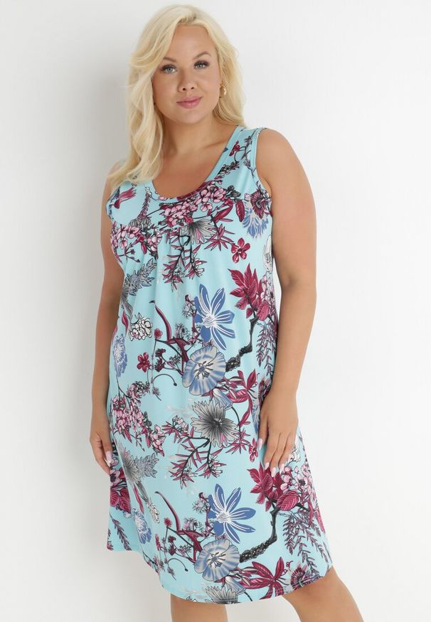 Born2be - Jasnoniebieska Sukienka Sartre. Kolekcja: plus size. Kolor: niebieski. Wzór: kwiaty. Typ sukienki: dla puszystych. Materiał: bawełna, dzianina. Długość rękawa: na ramiączkach. Sezon: lato. Styl: klasyczny. Długość: midi