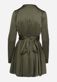 Born2be - Zielona Satynowa Sukienka Mini z Głębokim Dekoltem i Wiązaniem z Tyłu Liadan. Okazja: na imprezę. Kolor: zielony. Materiał: satyna. Styl: elegancki. Długość: mini #4