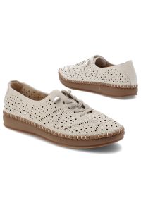Półbuty damskie Vinceza, cholewka ze skóry naturalnej z perforacją zapewniającą przewiewność lekka podeszwa, beżowe, 79606. Okazja: na co dzień. Zapięcie: sznurówki. Kolor: beżowy. Materiał: skóra. Szerokość cholewki: normalna. Wzór: ażurowy. Sezon: wiosna, lato. Styl: casual, klasyczny, elegancki #7