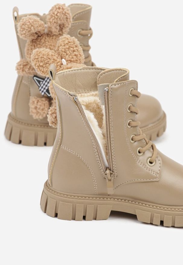 Born2be - Ciemnobeżowe Botki Workery Ozdobione Królikiem 3D Retisa. Okazja: na co dzień. Kolor: beżowy. Materiał: jeans. Wzór: aplikacja. Styl: casual, elegancki