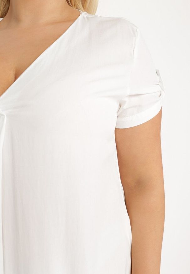 Born2be - Biała Pudełkowa Sukienka z Nakładką przy Dekolcie z Wiskozy Moaneni. Okazja: na co dzień. Kolor: biały. Materiał: wiskoza. Długość rękawa: krótki rękaw. Typ sukienki: proste. Styl: casual