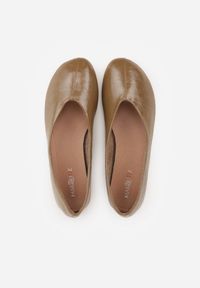 Born2be - Zielone Minimalistyczne Balerinki z Okrągłym Noskiem Katara. Okazja: na co dzień, na spotkanie biznesowe, do pracy. Nosek buta: okrągły. Kolor: zielony. Materiał: jeans. Wzór: gładki. Styl: casual, biznesowy, elegancki #7