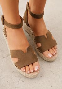 Renee - Ciemnozielone Sandały VICES na Koturnie z Plecionką i Wycięciami przy Cholewce Celanele. Okazja: na co dzień. Zapięcie: sprzączka. Kolor: zielony. Wzór: ażurowy. Sezon: lato. Obcas: na koturnie. Styl: wakacyjny, casual, elegancki #9