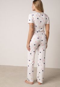 Born2be - Biały Komplet Piżamowy z Elastycznego Materiału Spodnie i Bluzka w Serca Veys. Kolor: biały. Materiał: materiał #4