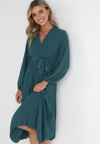 Born2be - Ciemnozielona Sukienka Mesyre. Okazja: na randkę, do pracy. Typ kołnierza: dekolt w kształcie V. Kolor: zielony. Materiał: materiał. Typ sukienki: kopertowe, plisowane. Długość: midi #1