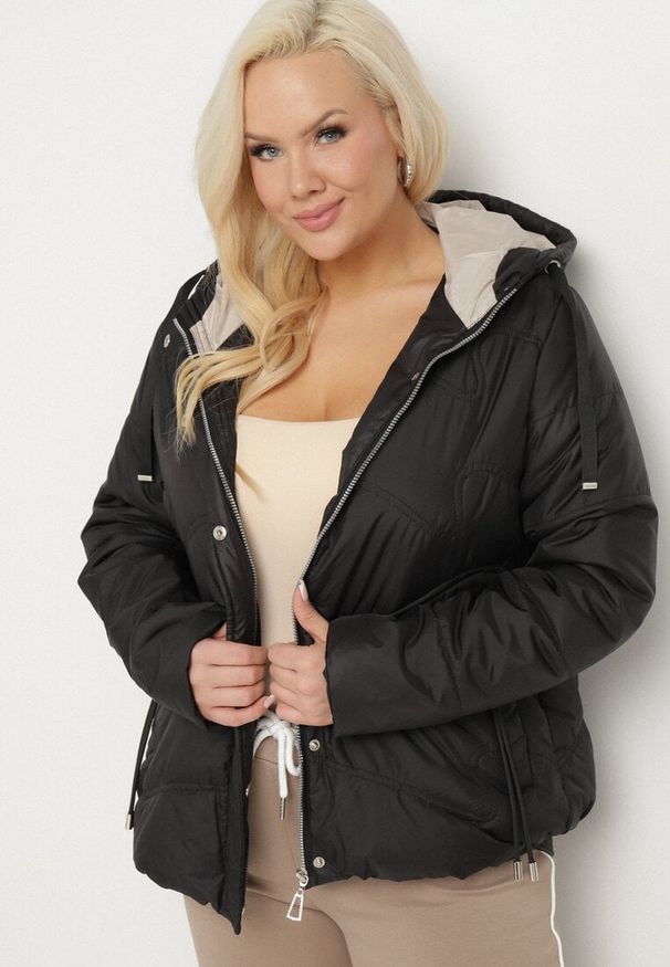 Born2be - Czarna Kurtka Pikowana z Kapturem Karbia. Okazja: na co dzień. Typ kołnierza: kaptur. Kolekcja: plus size. Kolor: czarny. Styl: elegancki, casual