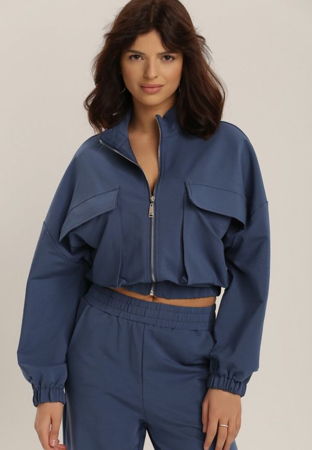 Renee - Granatowa Bluza Calisia. Okazja: na co dzień. Typ kołnierza: kołnierzyk stójkowy. Kolor: niebieski. Materiał: dzianina, bawełna. Długość rękawa: długi rękaw. Długość: długie. Wzór: moro. Styl: casual, militarny, sportowy