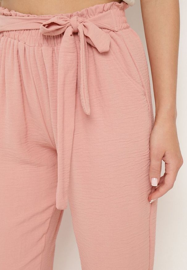 Born2be - Ciemnoróżowe Spodnie z Elastyczną Gumką w Talii i Wysokim Stanem Ozdobione Wiązaniem w Pasie Dimity. Okazja: na co dzień. Stan: podwyższony. Kolor: różowy. Wzór: aplikacja. Styl: casual, elegancki