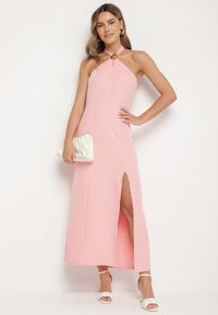 Born2be - Różowa Sukienka z Wiskozą z Odkrytymi Plecami i Wiązaniem Zdobiona Broszką Nalorise. Kolor: różowy. Materiał: wiskoza. Wzór: aplikacja. Styl: elegancki, klasyczny #6