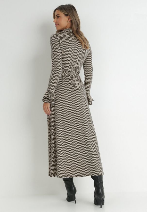 Born2be - Beżowo-Czarna Sukienka Kopertowa z Falbanką Varialus. Okazja: do pracy, na co dzień. Kolor: beżowy. Materiał: dzianina, materiał. Długość rękawa: długi rękaw. Wzór: aplikacja. Typ sukienki: kopertowe. Styl: casual. Długość: maxi