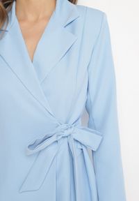 Born2be - Jasnoniebieska Kopertowa Sukienka z Imitacją Kieszeni Talriti. Kolor: niebieski. Typ sukienki: kopertowe. Styl: elegancki #7