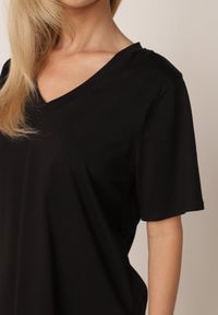 Born2be - Czarny T-shirt z Bawełny z Trójkątnym Dekoltem Siliphe. Okazja: do pracy, na co dzień, na spotkanie biznesowe. Kolor: czarny. Materiał: bawełna. Styl: elegancki, biznesowy, casual #4