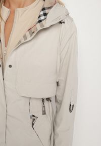 Born2be - Beżowa Kurtka Parka z Kapturem ze Wzorem w Kratę i Podpinanymi Rękawami Gavaria. Okazja: na co dzień, na spotkanie biznesowe. Typ kołnierza: kaptur. Kolor: beżowy. Materiał: jeans. Styl: biznesowy, casual, elegancki, klasyczny #7