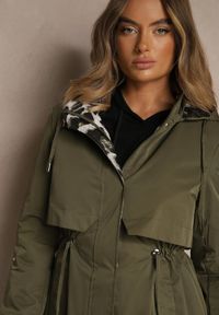 Renee - Zielona Kurtka Parka Ozdobiona Sznurkami przy Odpinanym Kapturze Loriballe. Okazja: na co dzień. Kolor: zielony. Materiał: jeans. Wzór: aplikacja. Sezon: jesień. Styl: casual