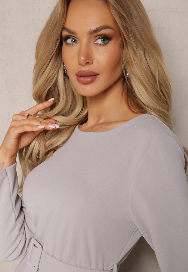 Renee - Jasnoszara Plisowana Sukienka Midi z Paskiem w Talii Pailomena. Kolor: szary. Długość: midi