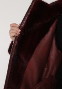 Born2be - Bordowa Futrzana Kurtka z Paskiem z Imitacji Skóry i Ozdobnymi Sprzączkami Oryss. Okazja: na co dzień. Kolor: czerwony. Materiał: skóra, futro. Styl: casual #6