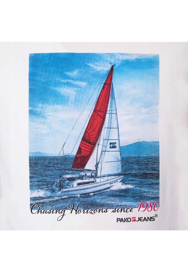 Biała Męska Koszulka (T-Shirt) - Pako Jeans - Żaglówka. Okazja: na co dzień. Kolor: biały. Materiał: bawełna. Wzór: nadruk. Styl: casual