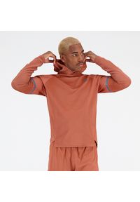Bluza męska New Balance MT31289MHY – pomarańczowe. Typ kołnierza: kaptur. Kolor: pomarańczowy. Materiał: elastan, tkanina, poliester, skóra. Sport: fitness