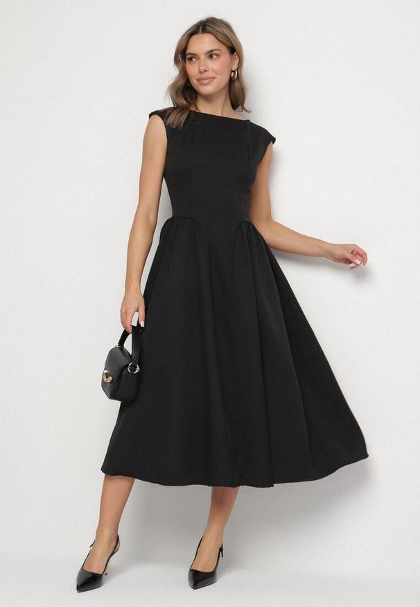 Born2be - Czarna Sukienka o Rozkloszowanym Kroju z Wiązaniem i Dekoltem w Łódkę Aladriela. Okazja: na co dzień. Typ kołnierza: dekolt w łódkę. Kolor: czarny. Długość rękawa: krótki rękaw. Sezon: wiosna, lato. Styl: casual, klasyczny