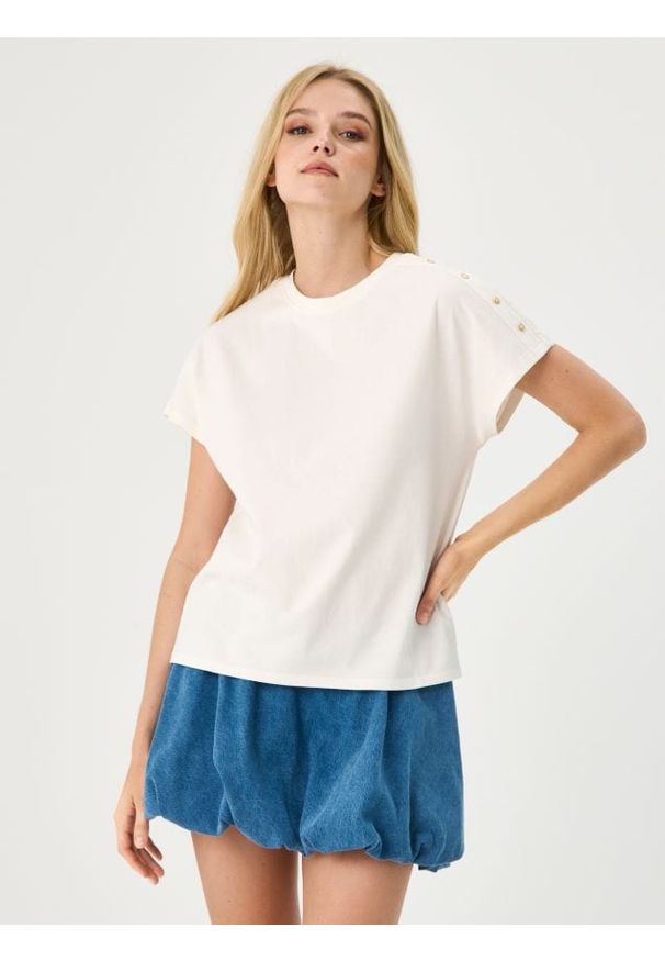 Sinsay - Bluzka z ozdobnymi guzikami - kremowy. Kolor: kremowy