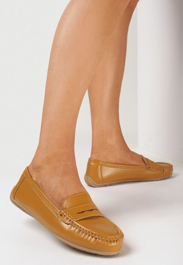 Born2be - Brązowe Mokasyny na Płaskiej Podeszwie z Ozdobnym Przeszyciem Nireva. Kolor: brązowy. Obcas: na płaskiej podeszwie. Styl: elegancki