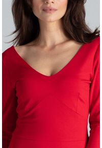 Lenitif - Elegancka dopasowana sukienka z dekoltem V czerwona. Kolor: czerwony. Typ sukienki: dopasowane. Styl: elegancki. Długość: midi #4