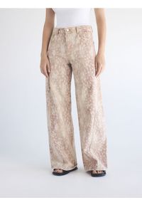 Reserved - Jeansy wide leg ze zwierzęcym wzorem - beżowy. Kolor: beżowy. Wzór: motyw zwierzęcy #1