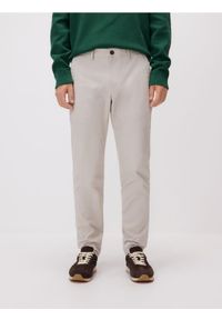 Reserved - Bawełniane spodnie chino slim - jasnoszary. Kolor: szary. Materiał: bawełna #1