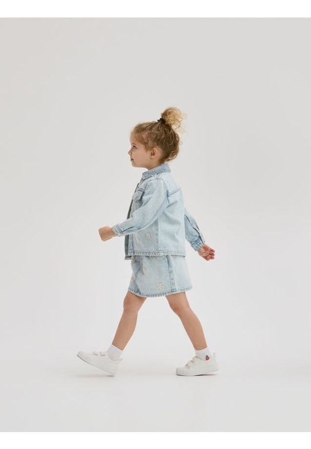 Reserved - Jeansowa spódnica z aplikacją - niebieski. Kolor: niebieski. Materiał: jeans. Wzór: aplikacja