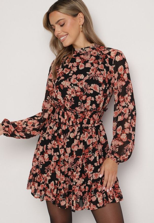 Born2be - Czarno-Różowa Rozkloszowana Kwiatowa Sukienka z Gumką w Pasie i Falbanką Ziaella. Okazja: na co dzień. Typ kołnierza: kołnierz z falbankami. Kolor: czarny. Wzór: kwiaty. Typ sukienki: proste, rozkloszowane. Styl: casual, elegancki