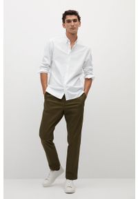 Mango Man - Koszula OXFORD. Okazja: na co dzień. Typ kołnierza: button down. Kolor: biały. Materiał: tkanina, bawełna. Długość rękawa: długi rękaw. Długość: długie. Wzór: gładki. Styl: elegancki, casual #3