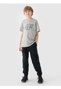 4f - 4F Spodnie dresowe joggery chłopięce - czarne 128 (7-8 lat). Okazja: na co dzień. Kolor: czarny. Materiał: dresówka. Wzór: ze splotem, napisy, gładki. Sezon: lato. Styl: sportowy, casual