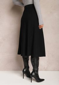 Renee - Czarna Rozkloszowana Spódnica Midi ze Sweterkowego Tłoczonego Materiału i Gumką w Pasie Tuilera. Kolor: czarny. Materiał: materiał #3