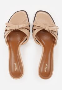 Born2be - Ciemnobeżowe Klapki VICES na Kaczuszce Zdobione Aplikacją z Kokardą Thalyne. Okazja: na co dzień, na randkę, na ślub cywilny, na wesele. Kolor: beżowy. Wzór: aplikacja. Sezon: lato. Obcas: na szpilce. Styl: casual, elegancki #6