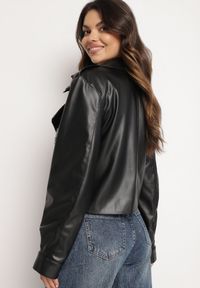 Born2be - Czarna Kurtka Ramoneska z Asymetrycznym Zapięciem na Sprzączkę o Kopertowym Kroju Ivalittes. Okazja: na co dzień. Kolor: czarny. Materiał: jeans. Długość rękawa: długi rękaw. Długość: długie. Styl: casual, elegancki, wizytowy #3