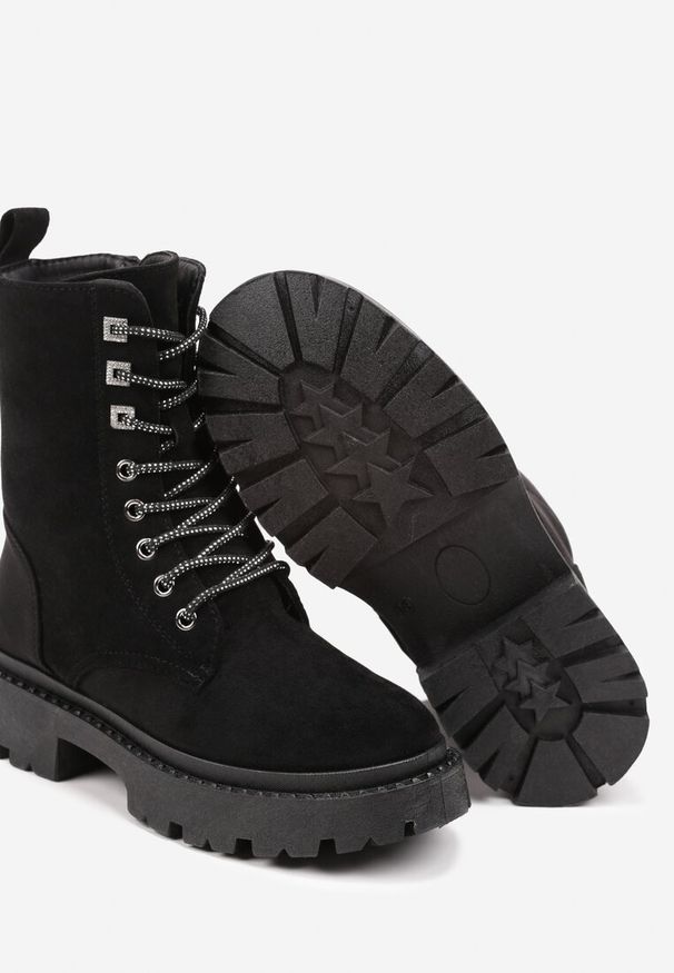 Renee - Czarne Botki Workery z Ekozamszu na Płaskiej Podeszwie Wykończone Cyrkoniami Lerissna. Okazja: na co dzień. Kolor: czarny. Materiał: jeans, skóra, zamsz, bawełna. Szerokość cholewki: normalna. Wzór: aplikacja. Obcas: na płaskiej podeszwie. Styl: elegancki, casual