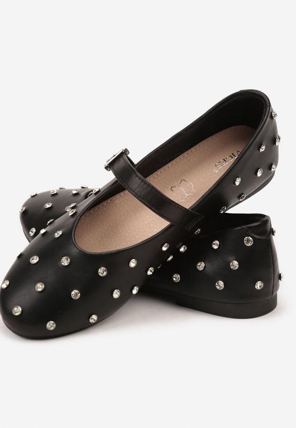 Born2be - Czarne Balerinki Vices z Ćwiekami Paskiem z Klamerką i Skórzaną Wkładką Riletra. Okazja: na co dzień, na randkę. Zapięcie: pasek. Kolor: czarny. Materiał: skóra. Wzór: grochy. Styl: casual, elegancki, klasyczny