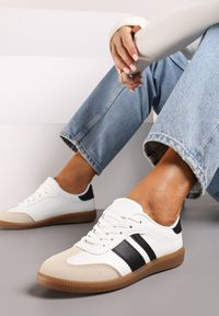 Renee - Biało-Czarne Płaskie Sneakersy z Geometrycznym Zdobieniem Evithea. Okazja: do pracy. Kolor: biały. Materiał: jeans. Wzór: geometria, aplikacja. Sezon: lato, wiosna #6