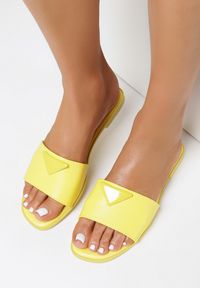 Born2be - Żółte Klapki Amatheope. Nosek buta: okrągły. Kolor: żółty. Wzór: jednolity, aplikacja