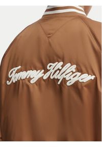 TOMMY HILFIGER - Tommy Hilfiger Kurtka bomber Logo Appliqué WW0WW48618 Brązowy jasny Regular Fit. Kolor: brązowy. Materiał: syntetyk #4