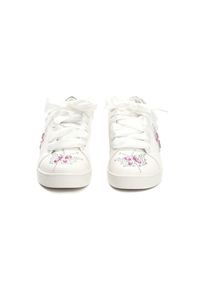 Renee - Białe Sneakersy Turn To Left. Kolor: biały. Materiał: satyna, skóra. Wzór: aplikacja #6