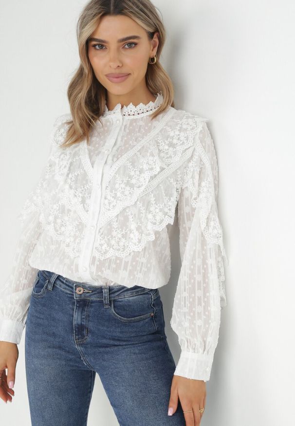 Born2be - Biała Koszula z Metaliczną Nitką i Wstawkami z Koronki Eevee. Kolor: biały. Materiał: koronka. Wzór: koronka