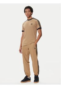 Adidas - adidas T-Shirt adicolor Classics 3-Stripes JY1370 Beżowy Slim Fit. Kolor: beżowy. Materiał: bawełna #5