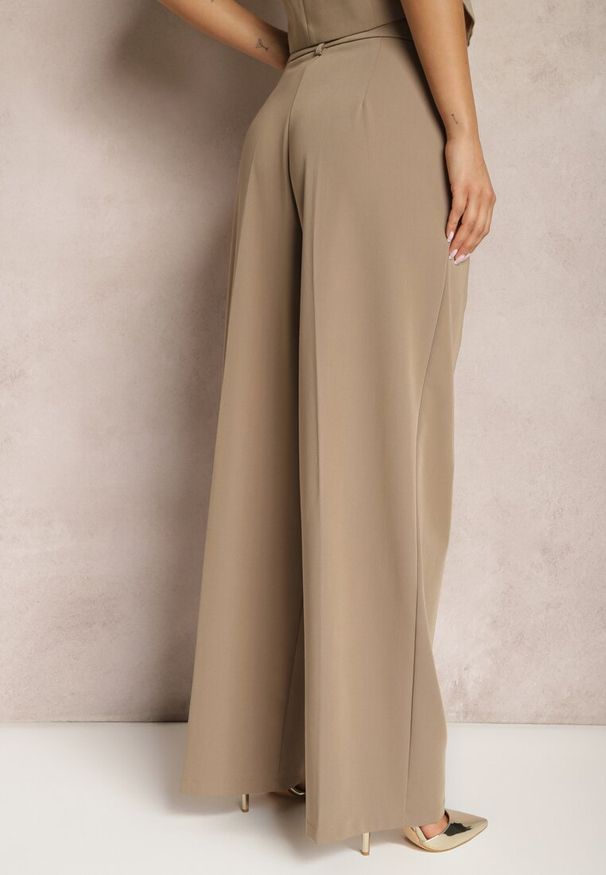 Renee - Ciemnobeżowe Eleganckie Spodnie Garniturowe z Wysokim Stanem Lainiva. Okazja: na imprezę. Stan: podwyższony. Kolor: beżowy. Styl: elegancki
